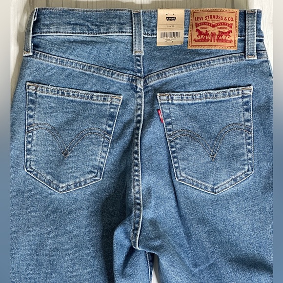 Levi's High Waisted Mom Jeans Women's Size 25x29 Distressed Denim Blue Jeans NWT - Picture 4 of 9